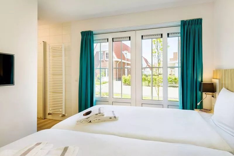 Luxurious stately villa with 3 bathrooms, 1km from the beach