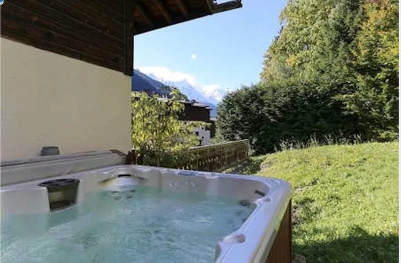Rustic Chalet - garden, jacuzzi, parking, 6 ENSUITE bedrooms, lifts at 300m