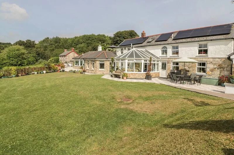CHAPEL GREEN, pet friendly, character holiday cottage in Polgooth