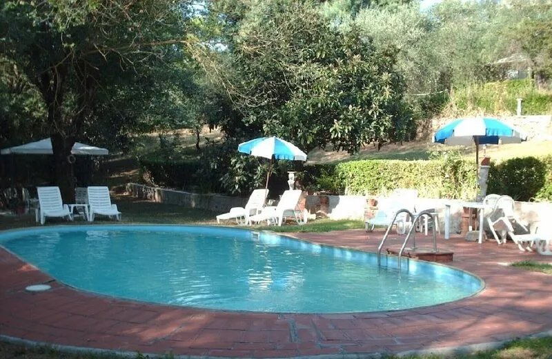 Villa with 2 spacious apartments for 2 x 7 people and swimming pool near Pisa