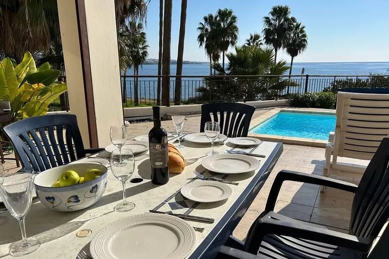 Stunning 3 bed 3 bath front line villa in  the heart of Coral Bay