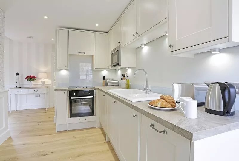 The Cannons - luxury hotel style, central apartment with fantastic sea views