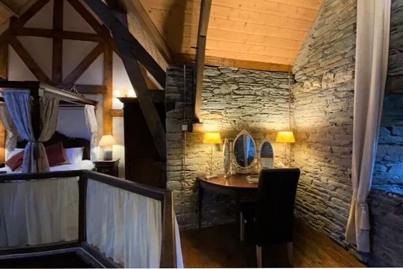 17th century building in the Monts D'Arrée now a comfortable, dog-friendly, gîte