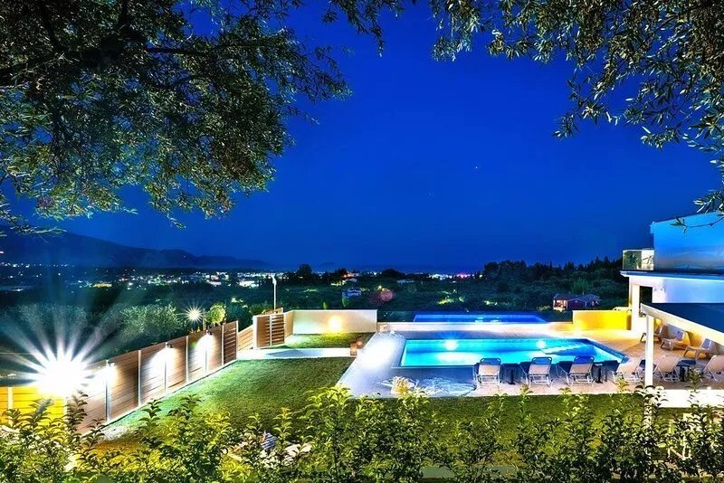 Villa Hill, 2 bedroom villa with breathtakig view and private pool!