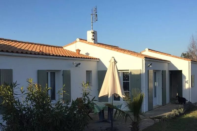 Comfortable south-facing house with fully enclosed garden sleeps 6