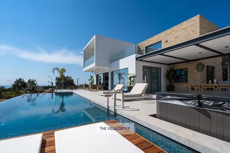 Brand new 3 bedroom villa located within a 5 minute drive of Coral Bay