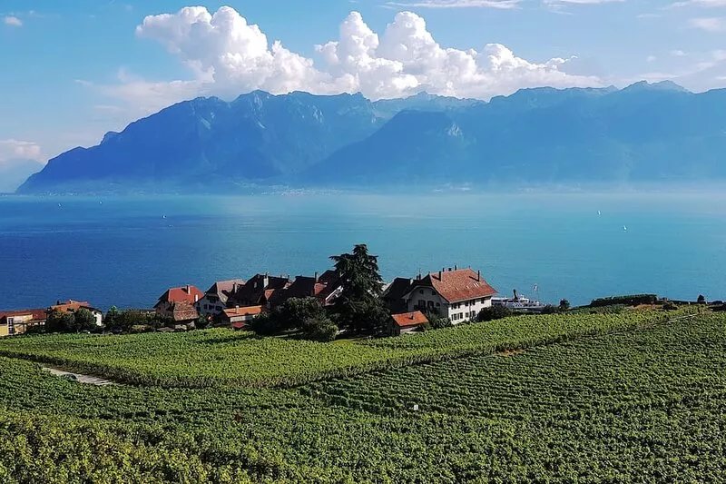 New modern house (spacious & ecofriendly) with view on the lake & the mountains