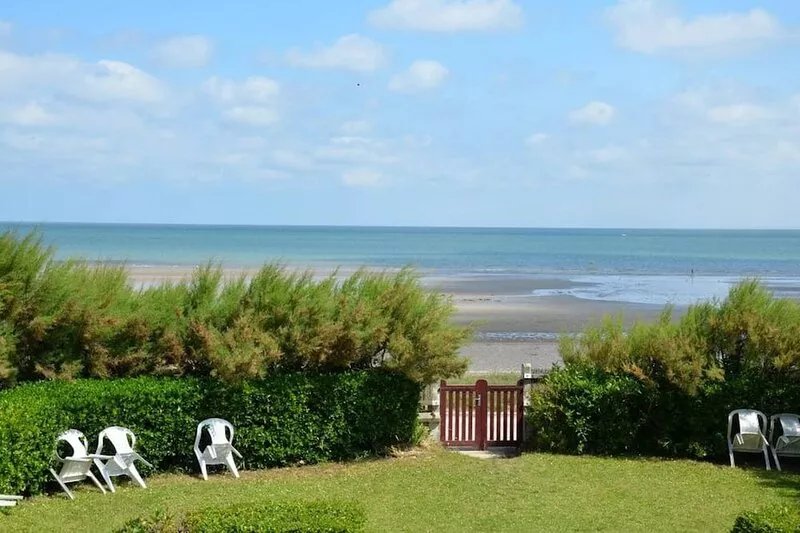 CHARACTERFUL FAMILY VILLA WITH GARDEN ON THE SEAFRONT, direct beach access