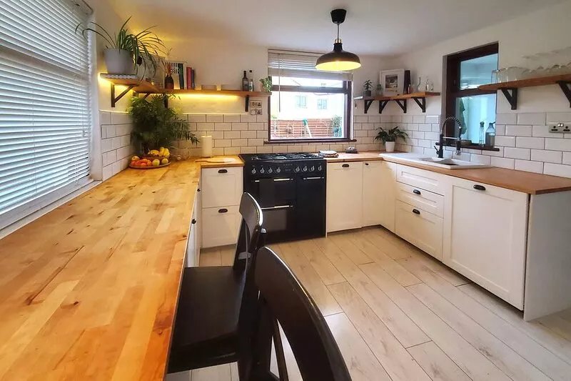 Light and airy house in residential area. Close to town, boating lake and river.