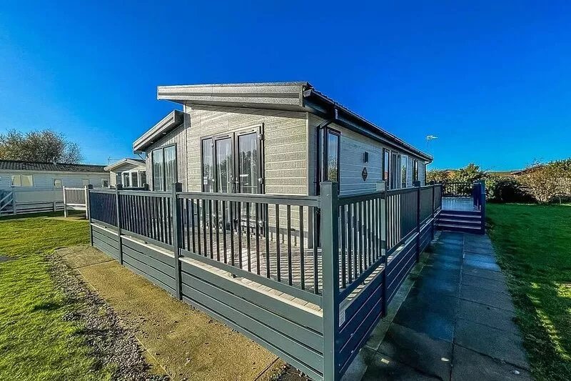 Stunning lodge with decking nearby Hunstanton beach, sleeps 6 ref 23215K