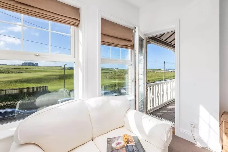 Large dog friendly home in Bude with golf course views, close to town & beaches
