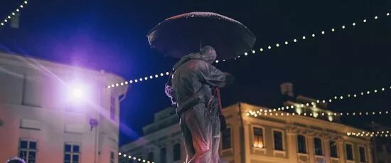 'The Kissing Students' sculpture and fountain
