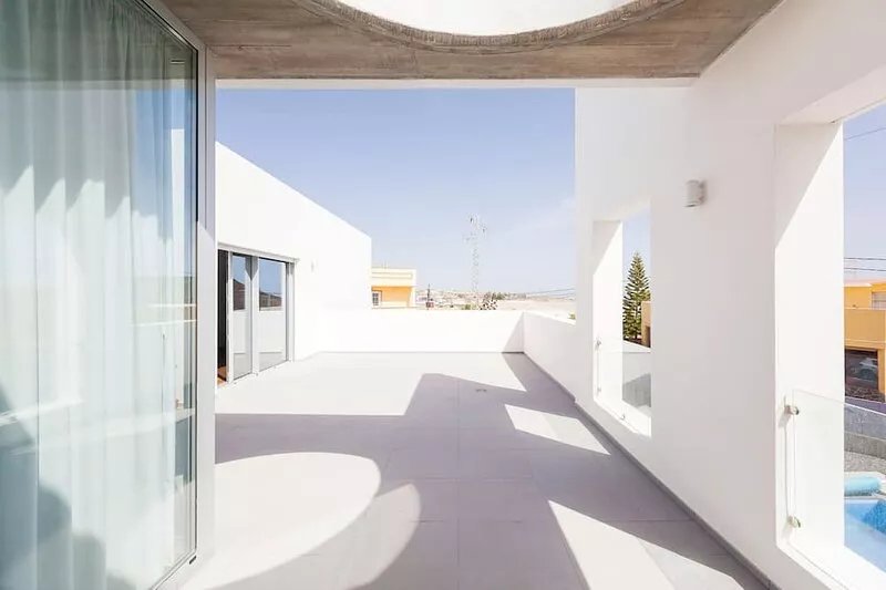 Independent villa with an immense heated pool!