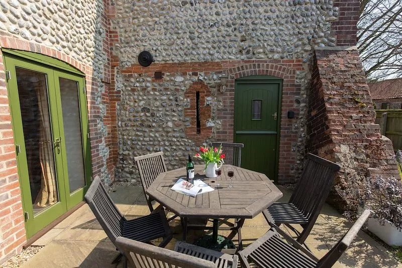 Chaff House - sleeps 6 guests  in 3 bedrooms