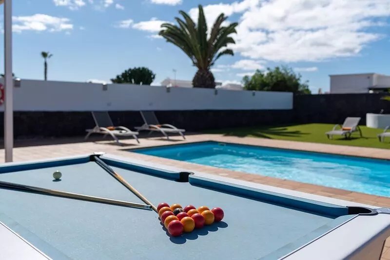 Villa Sara Luxury modern family villa, private heated pool,pool table,600MBFibre