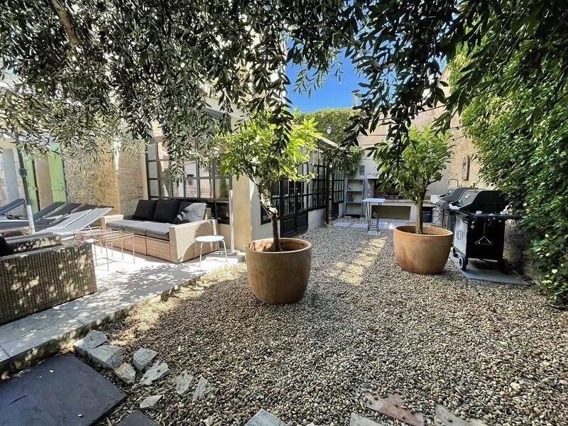 Prestigious property and green setting in the city of Molière!