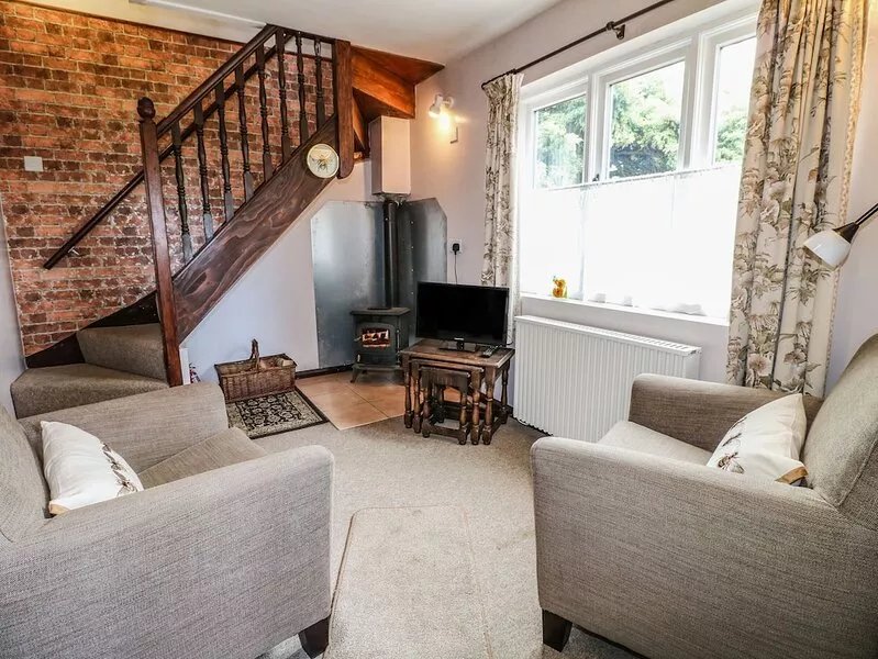 THE MILL WHEEL, romantic, character holiday cottage in Doveridge
