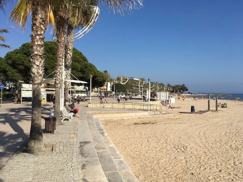 Penthouse with big roof terrace. 100 meters from the sea. Ideal for families