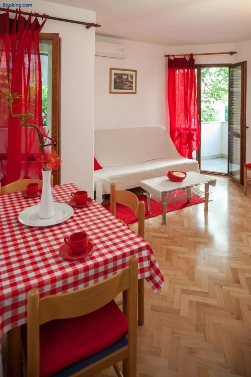 Apartmani Kornelija Podgora