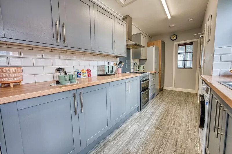 Queens House | Sleeps 6 | 5 beds | En-suite | Close to A46 City Centre | FREE