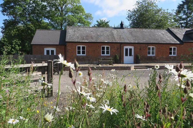 4 Star holiday cottage on farm near Marlborough, Stonehenge and  Avebury
