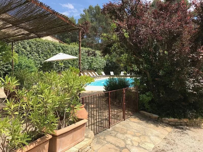 STONE COTTAGE, 2-4 PEOPLE, AT PROVENCE MAS 16TH CENT., POOL, GARDEN, PARKING