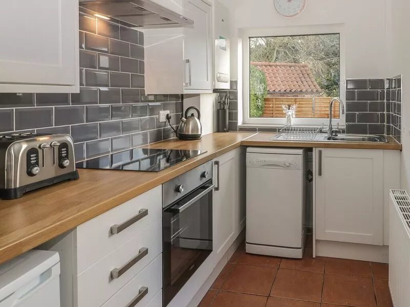BRINKBURN COTTAGE, pet friendly, with open fire in Burniston