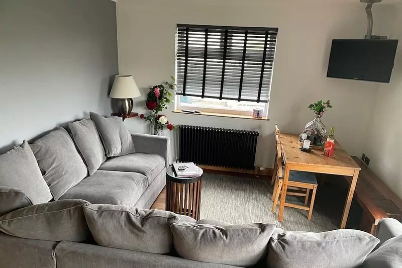 2 Bedroom Cottage With Open Views To Rear
