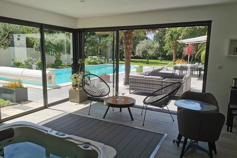 VILLA 385m2, LARGE POOL, JACUZZI and SPA, SAUNA, BILLIARD, GARDEN 8000m2