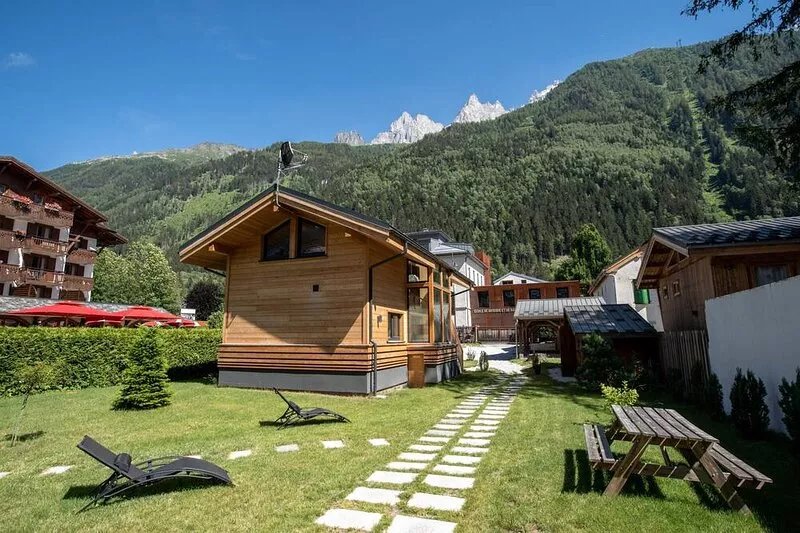 Town center at the foot of the Aiguille du Midi, two apartments, Mont Blanc view