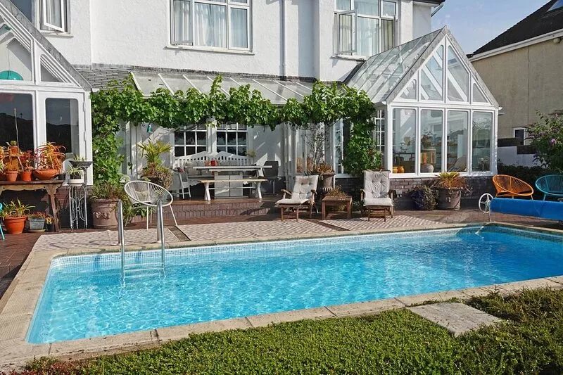 Lauriston House-river view home - pool and garden