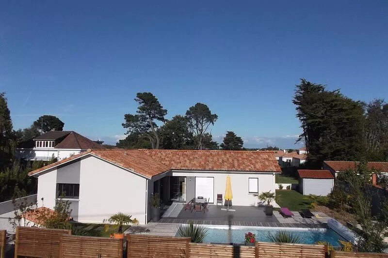 Villa and heated pool 800m from the beach and center of pornic on foot wifi