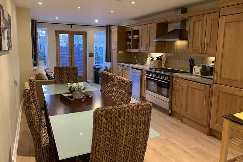Notting Hill 3-BR townhouse w/ensuite bathrooms. Ideal for families. Sleeps