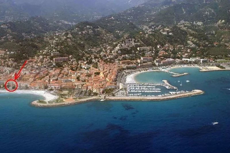 Menton, Small 2-room apartment, Seaside building, Town center