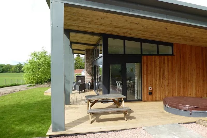 Oak Lodge (Auchendennan) - sleeps 4 guests  in 2 bedrooms