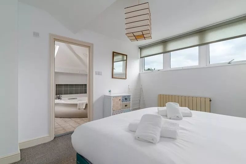 GuestReady - Sunny Top Floor Flat with views