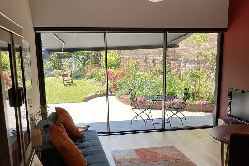 Self-contained annex close to town centre
