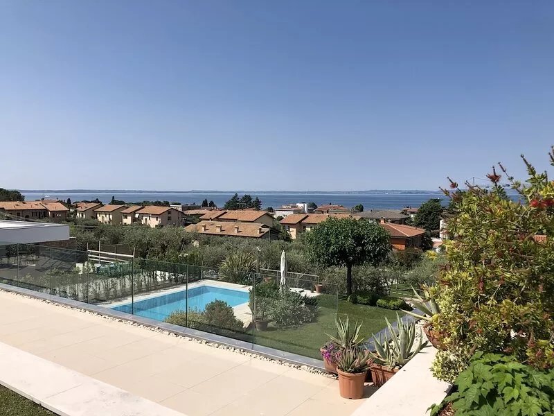 APARTMENT INSIDE A VILLA, LARGE GARDEN WITH LAKE AND POOL VIEW