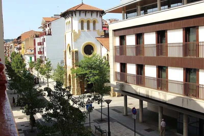 Fabulous 3 bedroom apartment, in the famous neighborhood of La Marina. ESS2385