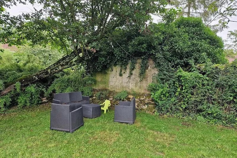 ô Naturel-Villa independent and family- fenced garden- pond-