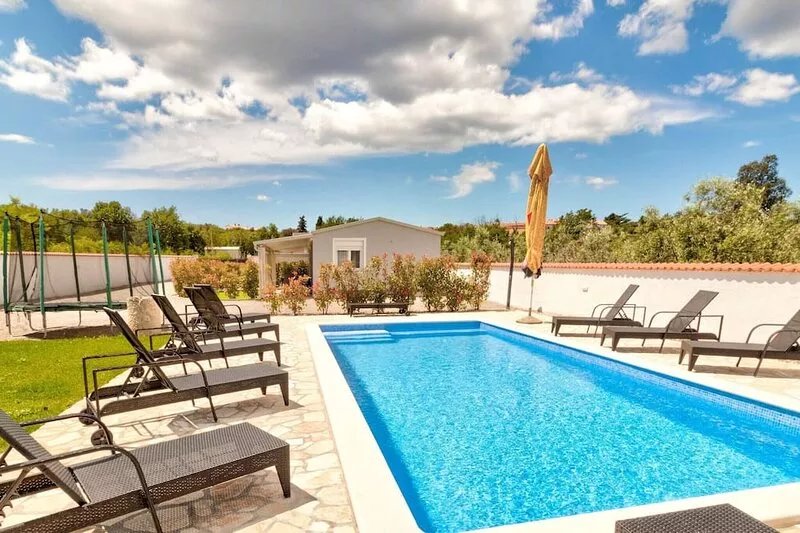 Garden-View Holiday Home in Banjole near Beach and Boat Excursions