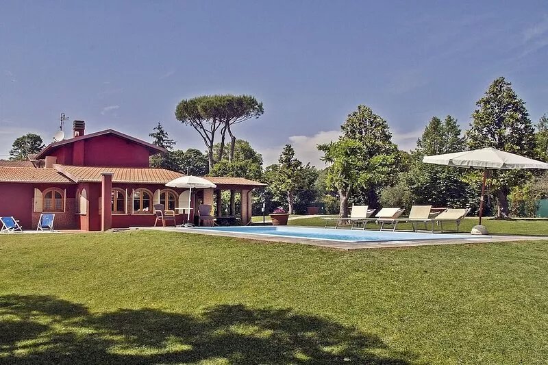 Elegant single villa with garden and swimming pool 3km from the sea.