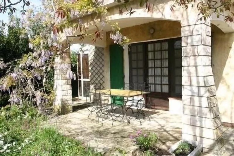 Traditionnal 6 people house in provence. very quiet.