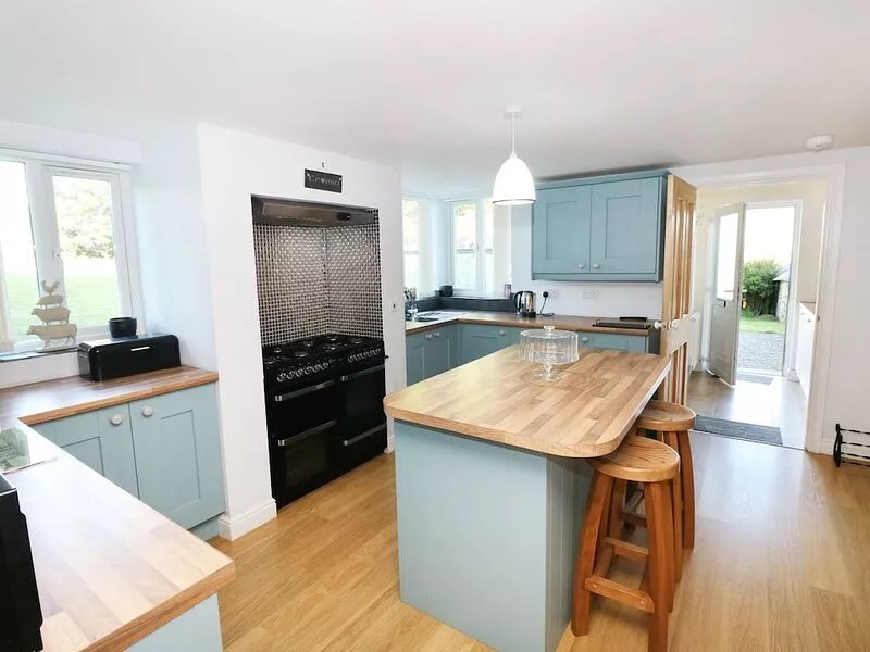 LLYGAD-YR-HAUL, pet friendly, with a garden in Haverfordwest