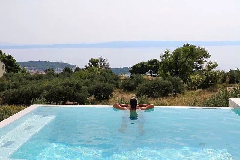 Modern furnished villa with infinity pool (heated), garden, barbecue, konoba