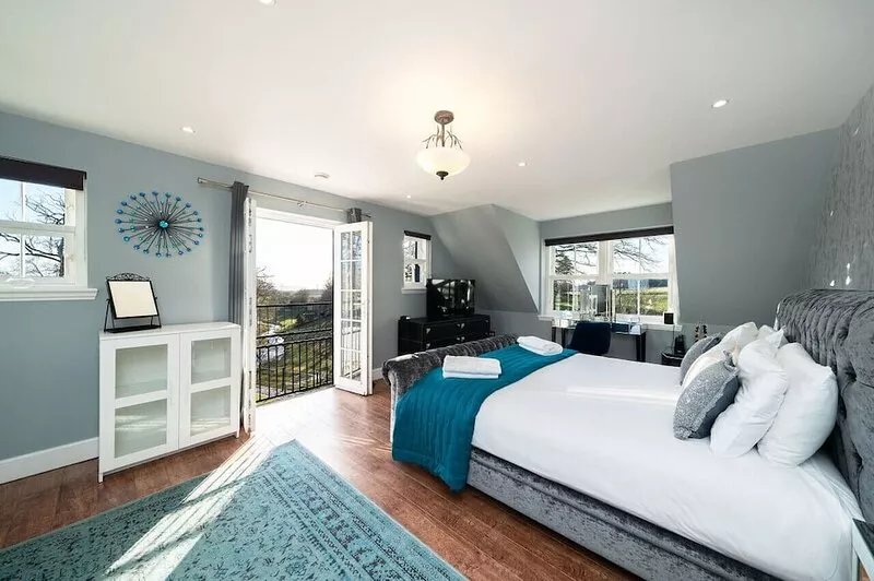 Thatched Cottage - hot tub, BBQ and pool table!