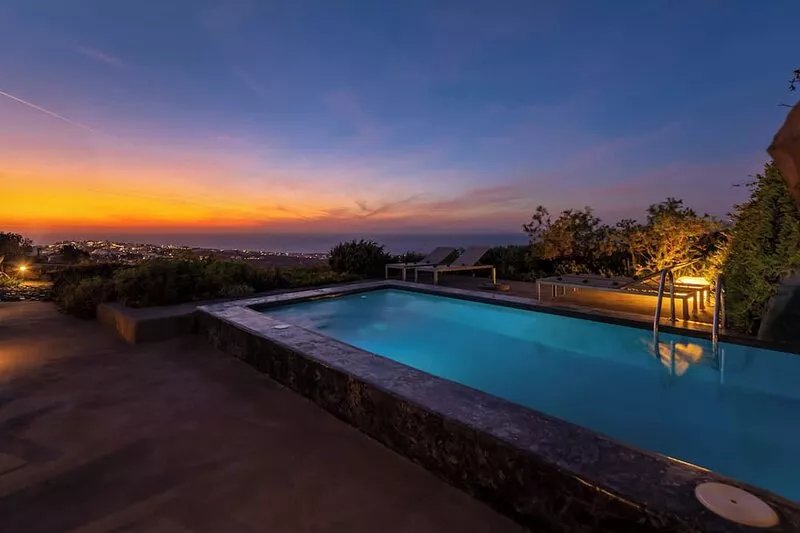 270 Oia's View Cavehouse VII, private Swimming Pool, garden & Sunset View