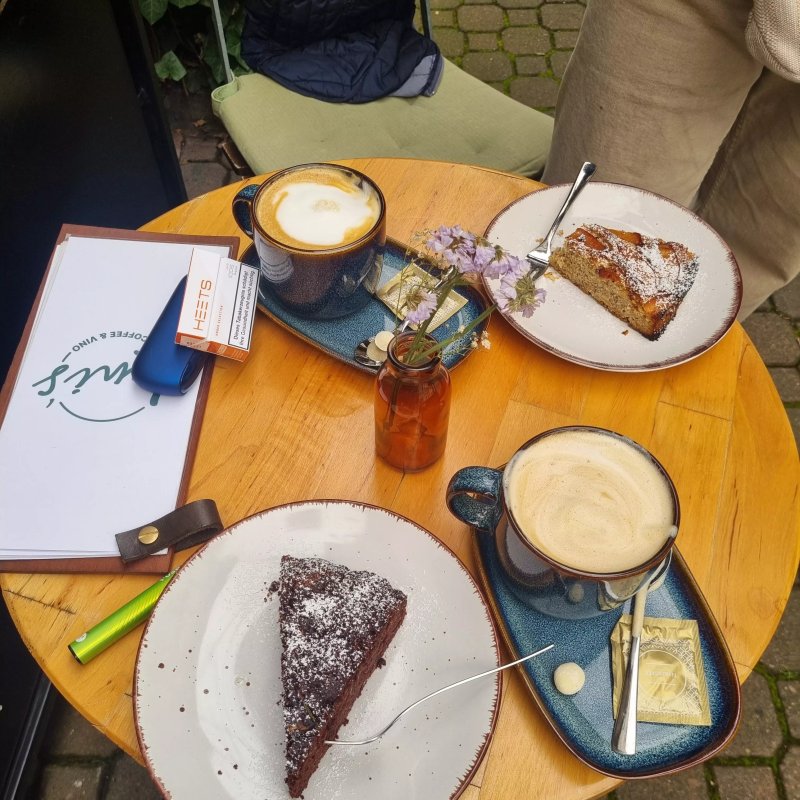 Leni's Coffee & Vino
