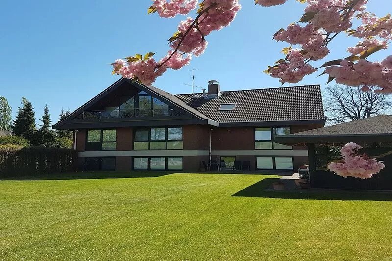 Large holiday home with winter garden in a quiet location! Near Hamburg