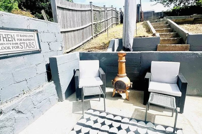 modern Bungalow with hot tub, garden, bbq & Netflix 10 min drive to city centre